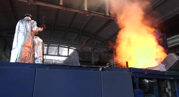 Harte Arbeit Einer Gießerei Metallschmelzofen Stahlwerk Gießen Von Geschmolzenem Metall — Stockvideo
