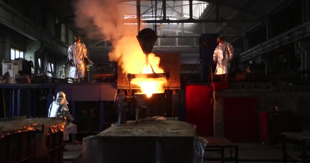 Harte Arbeit Einer Gießerei Metallschmelzofen Stahlwerk Gießen Von Geschmolzenem Metall — Stockvideo