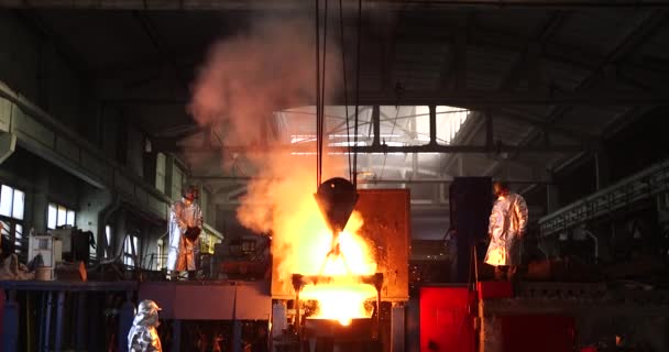 Trabajo Duro Una Fundición Horno Fundición Metálica Acería Vertido Metal — Vídeo de stock