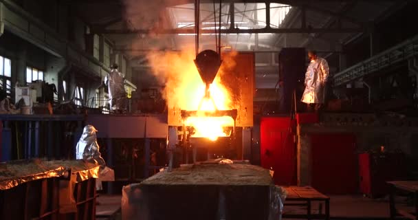 Harte Arbeit Einer Gießerei Metallschmelzofen Stahlwerk Gießen Von Geschmolzenem Metall — Stockvideo