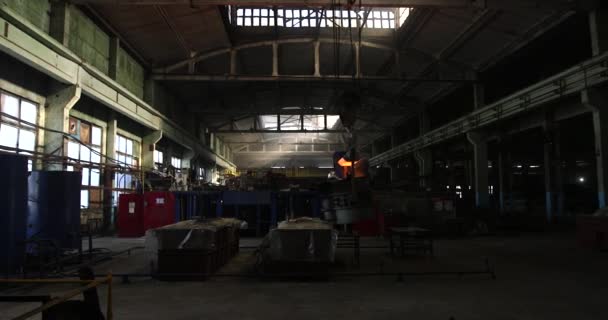Dökümhanede Çok Çalışmak Çelik Fabrikasında Metal Eritme Fırını Erimiş Metal — Stok video