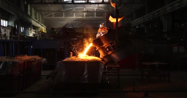 Trabalho Duro Numa Fundição Forno Fundição Metal Siderurgia Despejo Metal — Vídeo de Stock