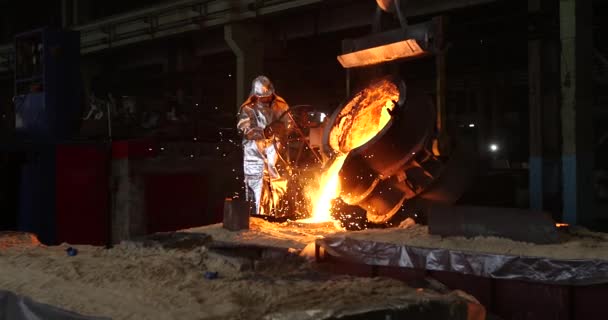 在铸造厂辛苦工作 浇注钢水 液态钢浇注 熔融金属浇注 铸钢等 钢铁制造业 — 图库视频影像