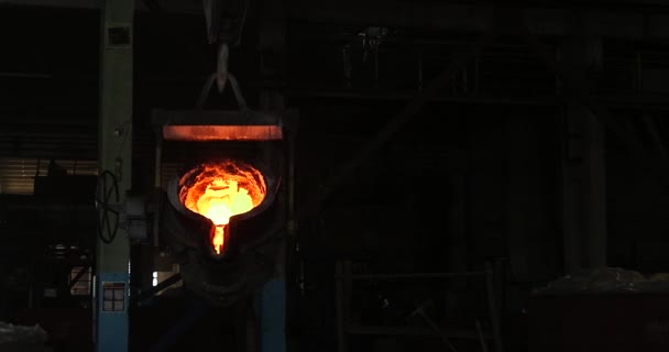 Hard Work Foundry Pouring Molten Steel Liquid Steel Pouring Molten — Stock Video