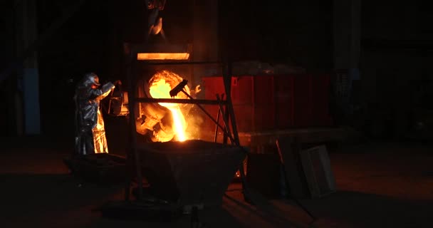 Hard Work Foundry Pouring Molten Steel Liquid Steel Pouring Molten — Stock Video