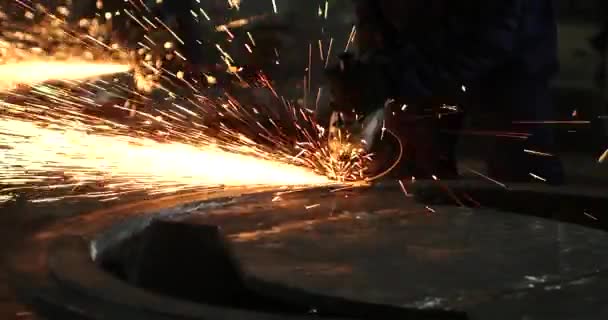 男性手用角磨机割断水管碎片 在建筑工地上切割有火花的钢 金属角磨床切割过程中的火花 — 图库视频影像