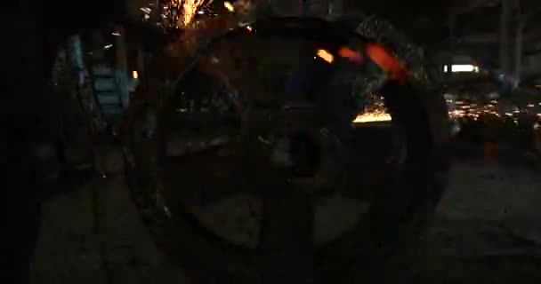 파이프의 잘라냅니다 불꽃의 밝아진와 현장에는 철강의 — 비디오