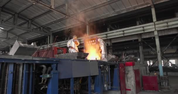 在铸造厂辛苦工作 钢厂金属冶炼炉 熔融金属浇注 铸钢等 钢铁制造业 — 图库视频影像