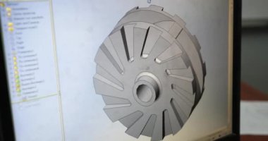 Mühendisler ekrandaki bölümün çizimine bakıyorlar