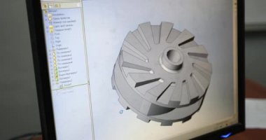 Mühendisler ekrandaki bölümün çizimine bakıyorlar