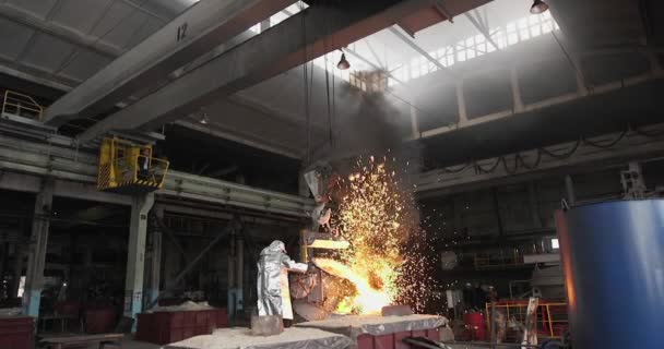 鋳造所でのハードワーク 製鉄所の金属製錬炉 溶融金属注ぎ 鋳鋼鋳造鋳造鋳造工場 鉄鋼製造業 — ストック動画
