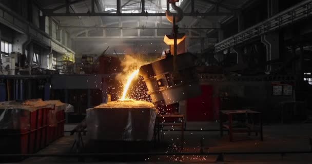 Trabalho Duro Numa Fundição Forno Fundição Metal Siderurgia Despejo Metal — Vídeo de Stock