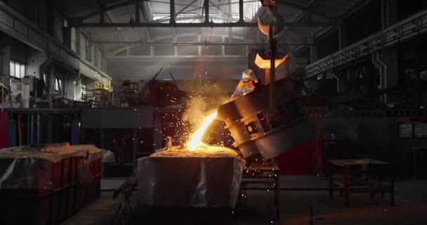 Dökümhanede Çok Çalışmak Çelik Fabrikasında Metal Eritme Fırını Erimiş Metal — Stok video