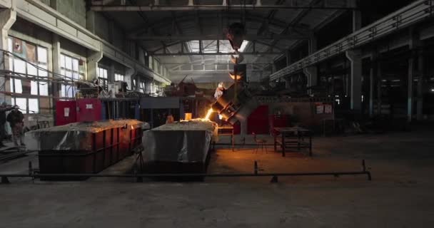 Hard Werken Een Gieterij Metaalsmeltoven Een Staalfabriek Gesmolten Metaal Gieten — Stockvideo