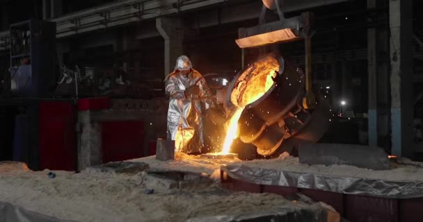 Trabalho Duro Numa Fundição Forno Fundição Metal Siderurgia Despejo Metal — Vídeo de Stock