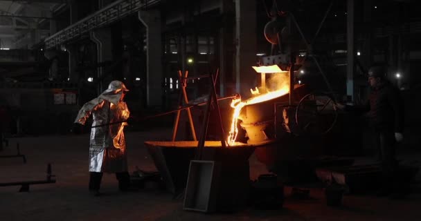 Harte Arbeit Einer Gießerei Metallschmelzofen Stahlwerk Gießen Von Geschmolzenem Metall — Stockvideo