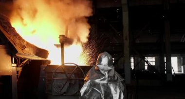 Yüksek fırın gelen sıvı metal Metalurji tesisi demiryolu kepçe kapsayıcısına eritme