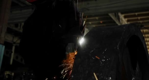 그라인더 스파크 빛나는 불꽃이 분쇄기의 디스크 주위를 날아다닙습니다 반짝이는 — 비디오