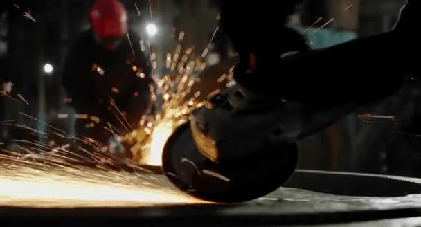 Iskry Podczas Cięcia Metalu Szlifierka Kątowa Wiele Świecących Iskry Leci — Wideo stockowe