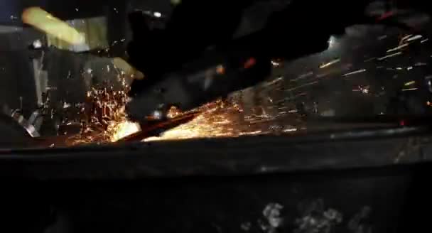 그라인더 스파크 빛나는 불꽃이 분쇄기의 디스크 주위를 날아다닙습니다 반짝이는 — 비디오