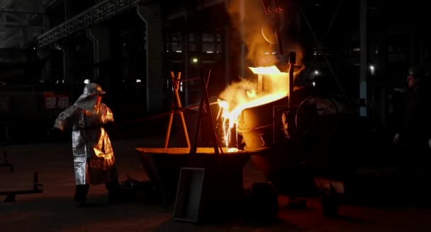 Yüksek Fırın Gelen Sıvı Metal Metalurji Tesisi Demiryolu Kepçe Kapsayıcısına — Stok video