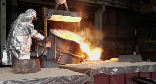 Smältning Flytande Metall Från Masugnen Behållaren Järnvägen Scoop Den Metallurgical — Stockvideo