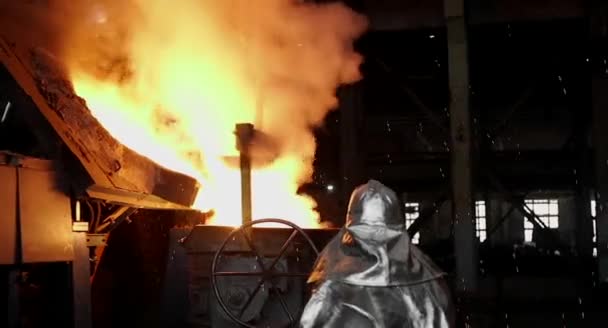 冶金の植物の鉄道スクープ コンテナーに高炉から溶融金属の製錬 — ストック動画