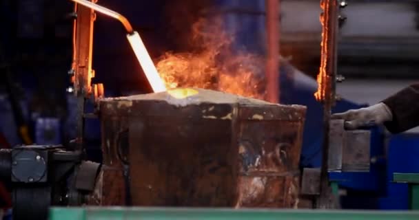 Smältning Flytande Metall Från Masugnen Behållaren Järnvägen Scoop Den Metallurgical — Stockvideo