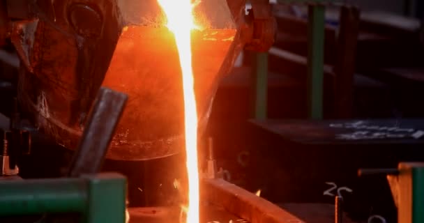 Travail acharné à la fonderie. Verser de l'acier fondu. Acier liquide coulant. coulée de métal fondu, métallurgie, fonderie d'acier. Industrie sidérurgique 