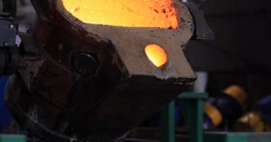 Dökümhanede sıkı çalışma. Erimiş çelik dökülüyor. Sıvı çelik dökülüyor. Erimiş metal dökümü, metalürji, çelik döküm dökümü. Çelik imalatı