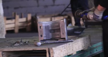 Açı öğütücüsüyle metal keserken kıvılcımlar çıkıyor..