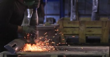 Açı öğütücüsüyle metal keserken kıvılcımlar çıkıyor..