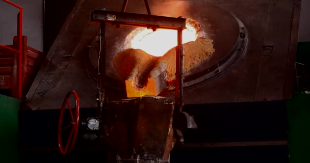 在铸造厂辛苦工作. 浇注钢水。 液态钢浇注 熔融金属浇注、冶金、铸钢等. 钢铁制造业 — 图库视频影像
