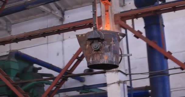 Häll smält stål. Flytande stål häller. Hällning av smält metall, metallurgi — Stockvideo