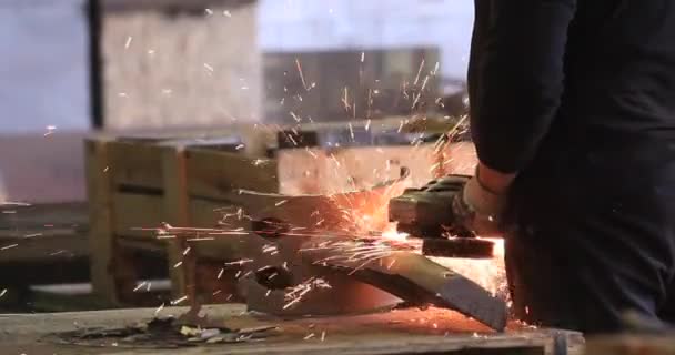 Chispas durante el corte de metal por una amoladora angular . — Vídeos de Stock