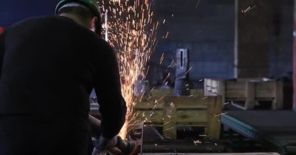 Scintille durante il taglio del metallo da una smerigliatrice angolare . — Video Stock