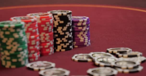 会飞的赌场筹码 赌场的薯片落在游戏表面上 赌场里的薯片在动 — 图库视频影像