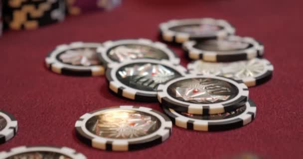 Vliegende Casino Chips Casino Chips Vallen Het Speelvlak Casino Chips — Stockvideo