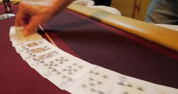 Casino Dealer Man Schuift Poker Kaarten Het Uitvoeren Van Truc — Stockvideo