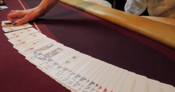 Casino Dealer Man Blandar Pokerkorten Och Utför Trick Med Kort — Stockvideo