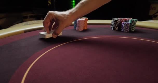 Casino Dealer Mann Mischt Die Pokerkarten Und Trickst Mit Karten — Stockvideo