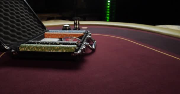 扑克桌上有手提箱里的扑克筹码 落在赌场的桌子上 扑克筹码赌博卡游戏 — 图库视频影像