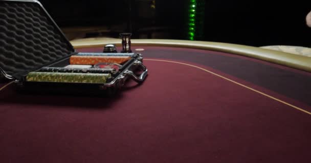 Pokertisch Mit Pokerchips Koffer Und Auf Den Tisch Fallen Casino — Stockvideo