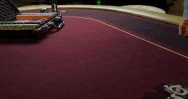 Bavul ve Casino masada düşen poker masasında Poker fişleri. Kumar kart oyunu için poker fişleri.