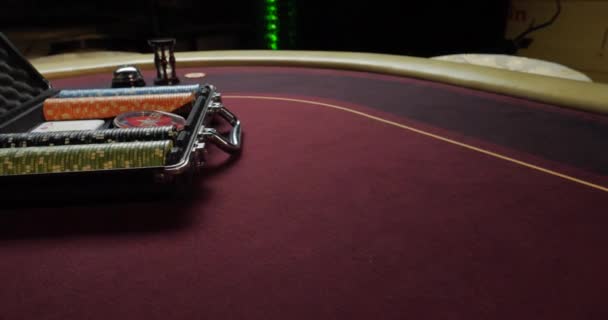 Bavul Casino Masada Düşen Poker Masasında Poker Fişleri Kumar Kart — Stok video
