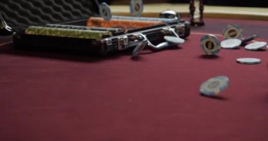 Bavul ve Casino masada düşen poker masasında Poker fişleri. Kumar kart oyunu için poker fişleri.