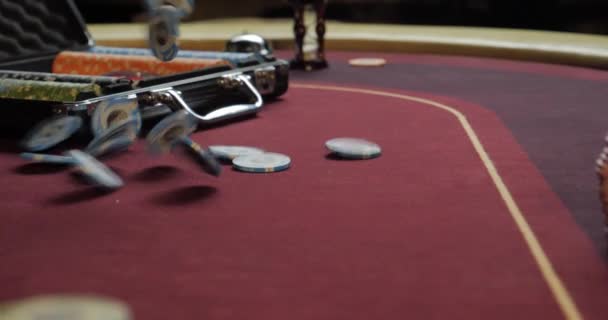 Τραπέζι Πόκερ Πόκερ Μάρκες Στην Βαλίτσα Και Πέφτουν Στο Τραπέζι — Αρχείο Βίντεο