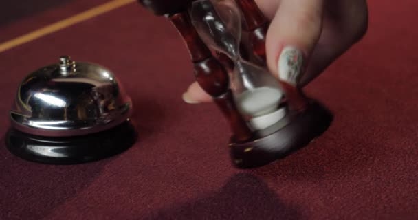 Givaren Lägger Ett Timglas Pokerbordet Närbild Kvinnans Hand — Stockvideo