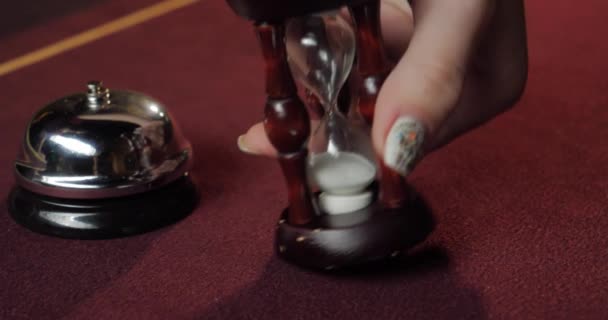 Negociante Coloca Uma Ampulheta Mesa Poker Close Mão Mulher — Vídeo de Stock