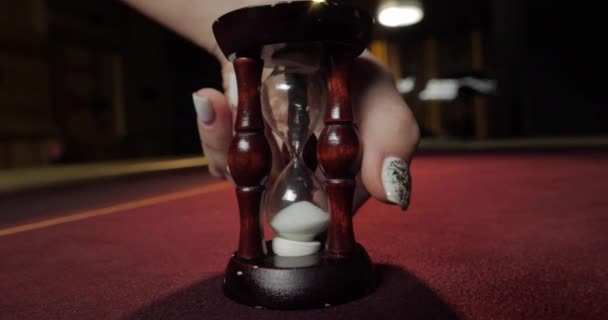 Dealer Zet Een Zandloper Pokertafel Close Van Hand Van Vrouw — Stockvideo